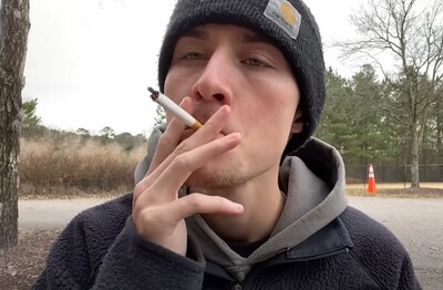 Лечение зависимости от табакокурения в Киржаче Мужчина с сигаретой делает затяжку