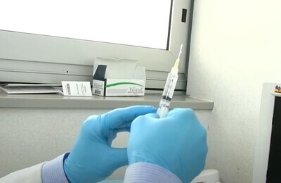 Проведение кодирования Вивитролом в Киржаче Шприц с Вивитролом в руках у врача